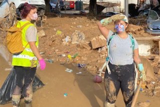 Eloïse Seppey (à gauche) et son amie Sarah Espinosa Mora Bowen (à droite) ont lancé une récolte de dons